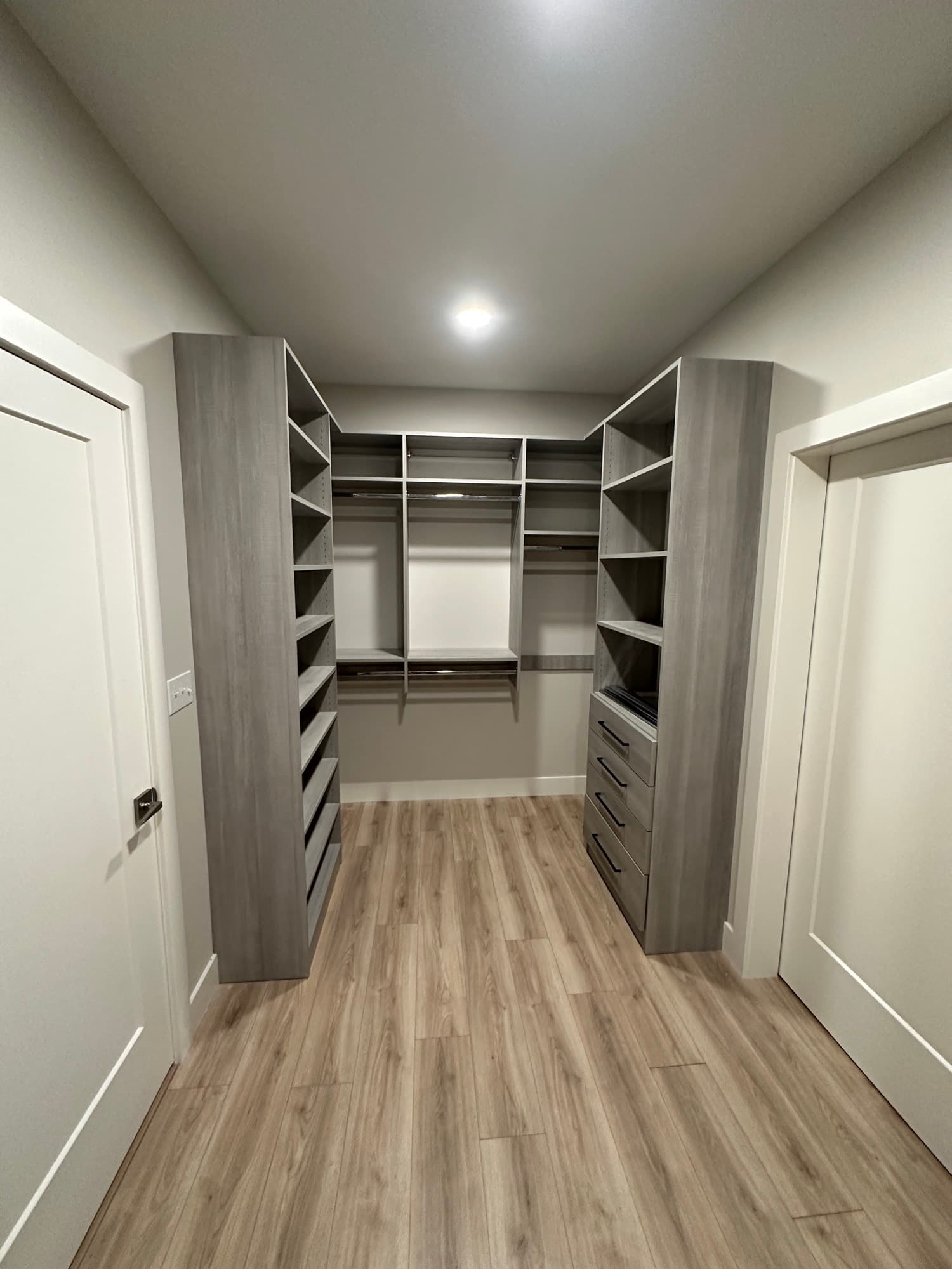 Builder walk-in drawers