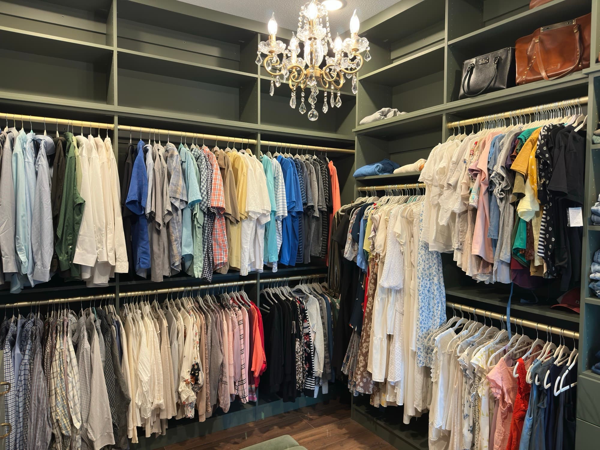 Walk-in closet U-shape layout